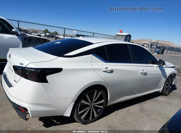1N4AL4CV2NN337070 2022 NISSAN ALTIMA White Rear interior view