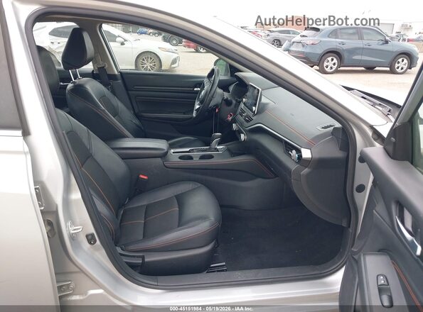 1N4BL4CV1NN389651 2022 NISSAN ALTIMA Silver Front interior view
