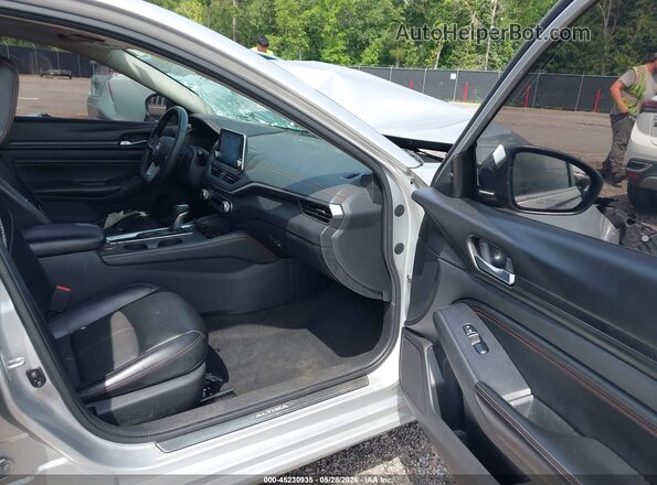 1N4BL4CV3KC194674 2019 NISSAN ALTIMA Silver Front interior view