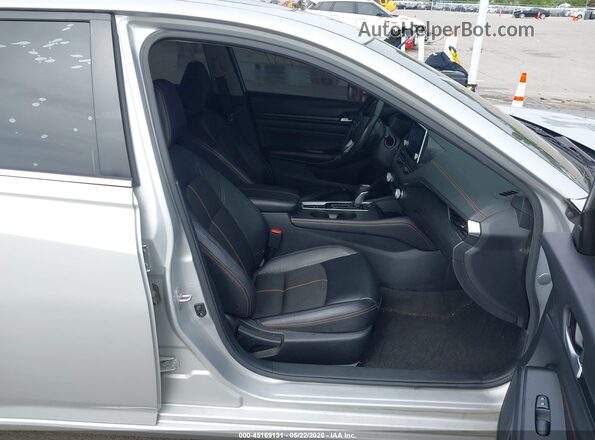 1N4BL4CW7MN421624 2021 NISSAN ALTIMA Silver Front interior view