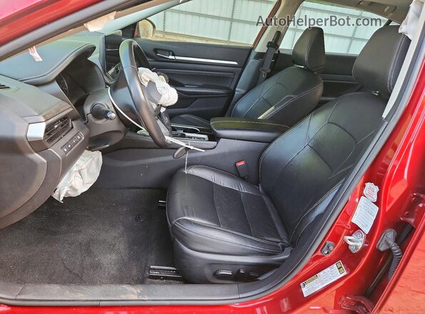 1N4BL4EV3PN334599 2023 NISSAN ALTIMA Red Widok wnętrza z przodu