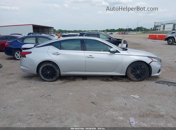 1N4BL4EV8LC181949 2020 NISSAN ALTIMA Silver Widok wnętrza z tyłu