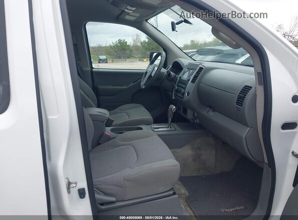 1N6AD0EV1HN764528 2017 NISSAN FRONTIER Белый Вид салона спереди