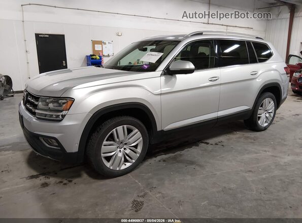1V2NR2CA9JC511796 2018 VOLKSWAGEN ATLAS Silver Vista tres cuartos delantera izquierda
