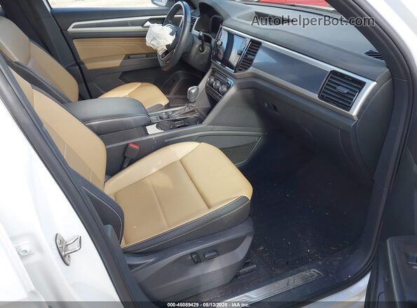 1V2SC2CA5PC201139 2023 VOLKSWAGEN ATLAS White Front interior view