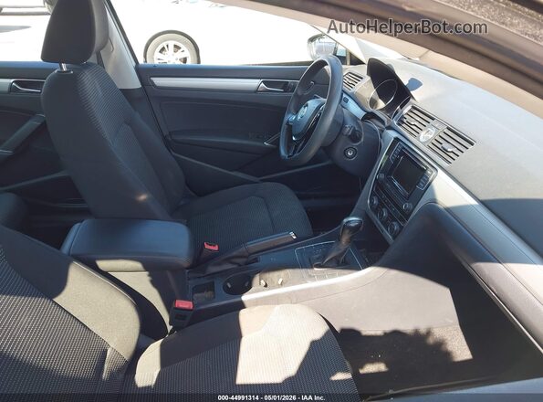 1VWAT7A39HC024916 2017 VOLKSWAGEN PASSAT Белый Вид салона спереди