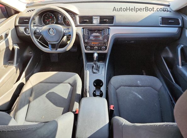 1VWAT7A39HC025337 2017 VOLKSWAGEN PASSAT Red Widok deski rozdzielczej