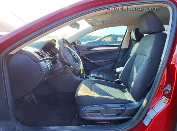 1VWAT7A39HC025337 2017 VOLKSWAGEN PASSAT Red Widok wnętrza z przodu