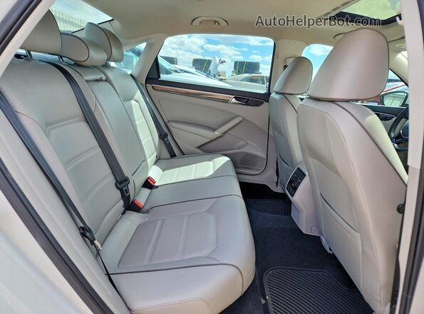 1VWBA7A35JC030101 2018 VOLKSWAGEN PASSAT White 