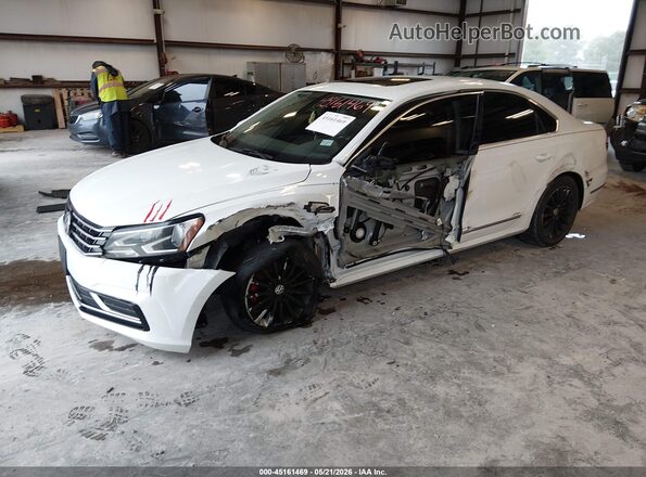 1VWBT7A33HC020705 2017 VOLKSWAGEN PASSAT Белый Передняя левая четверть