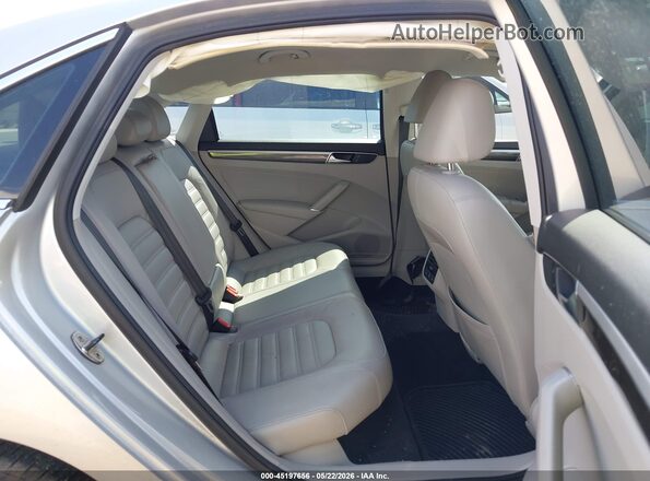 1VWCT7A39HC021460 2017 VOLKSWAGEN PASSAT Silver Вид наклейки з VIN-кодом