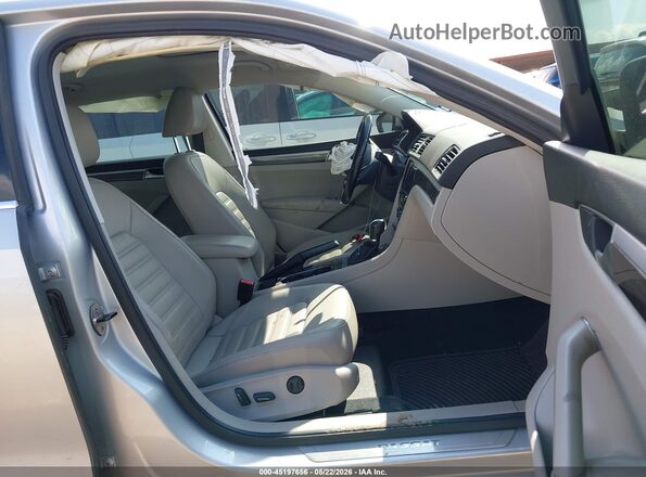 1VWCT7A39HC021460 2017 VOLKSWAGEN PASSAT Silver Вид салону спереду