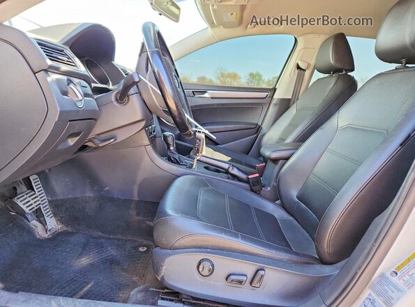 1VWDT7A33HC052627 2017 VOLKSWAGEN PASSAT White 
