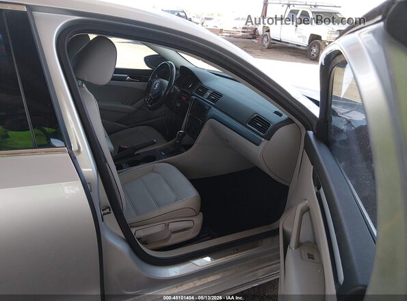 1VWDT7A34HC053222 2017 VOLKSWAGEN PASSAT Silver Вид салону спереду