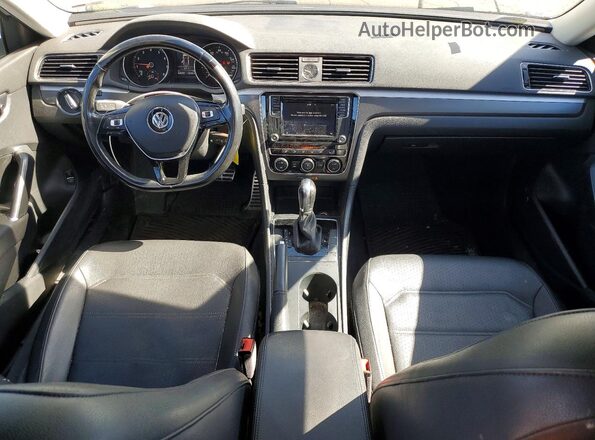 1VWDT7A36HC043520 2017 VOLKSWAGEN PASSAT White Widok deski rozdzielczej