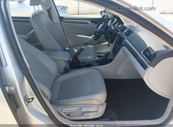 1VWDT7A38HC084120 2017 VOLKSWAGEN PASSAT Silver Front interior view