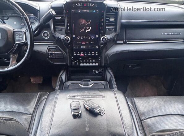 3C63RRRL8NG208142 2022 RAM 3500 White Rear seats view