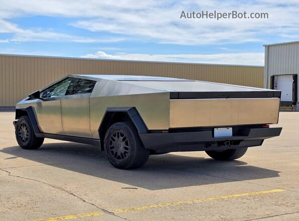 7G2CEHED1RA026043 2024 TESLA CYBERTRUCK Silver Przód prawy