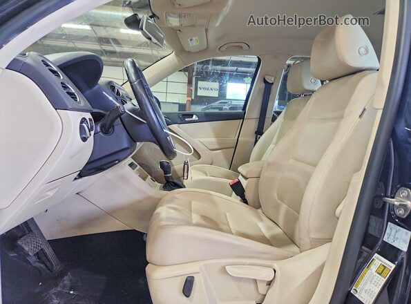 WVGBV7AXXHK000324 2017 VOLKSWAGEN TIGUAN Черный Вид панели приборов