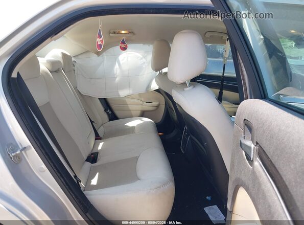 2C3CCAAG0KH667174 2019 CHRYSLER 300 Silver Widok naklejki z numerem VIN
