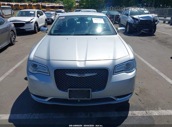 2C3CCAAG0KH667174 2019 CHRYSLER 300 Silver Widok wnętrza z tyłu