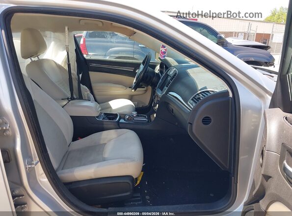 2C3CCAAG0KH667174 2019 CHRYSLER 300 Silver Widok wnętrza z przodu