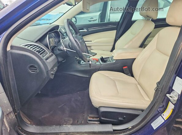 2C3CCAAG7HH609961 2017 CHRYSLER 300 Синий Вид салона спереди