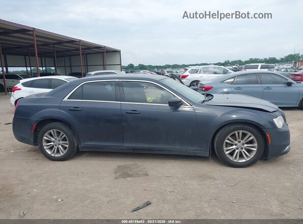 2C3CCAAG7JH208223 2018 CHRYSLER 300 Gray Widok wnętrza z tyłu