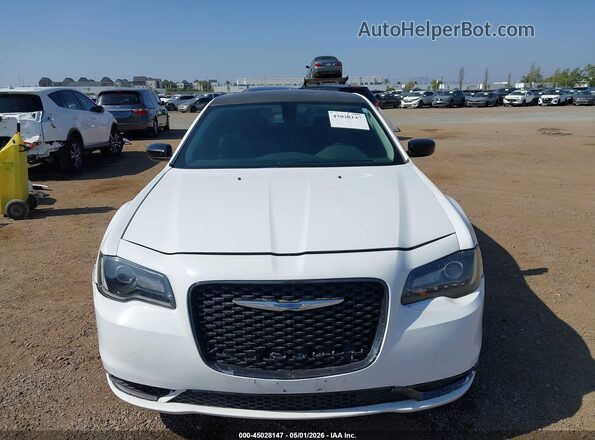 2C3CCAAGXJH331756 2018 CHRYSLER 300 White Widok zestawu wskaźników