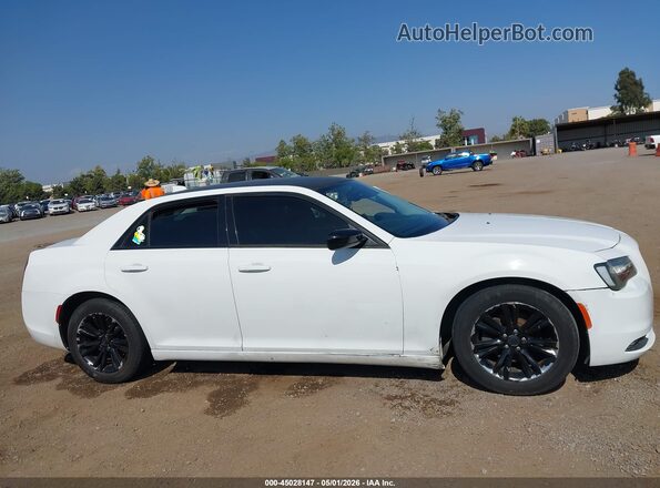 2C3CCAAGXJH331756 2018 CHRYSLER 300 White Widok wnętrza z tyłu
