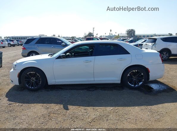 2C3CCAAGXJH331756 2018 CHRYSLER 300 White Widok wnętrza 360 stopni