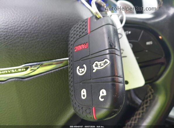 2C3CCABG4KH635018 2019 CHRYSLER 300 Белый Вид панели приборов