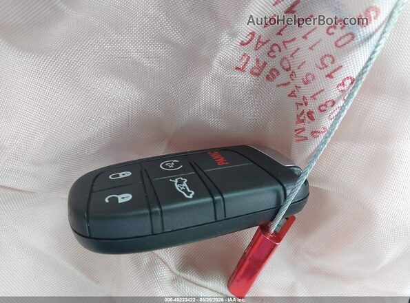 2C3CCABT7PH573280 2023 CHRYSLER 300 Серебряный Вид панели приборов