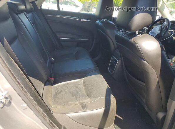 2C3CCAEG5JH137162 2018 CHRYSLER 300 Silver უკანა სავარძლების ხედი