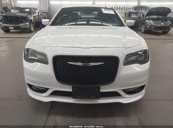 2C3CCAGG3JH141675 2018 CHRYSLER 300 Белый Вид задней части салона
