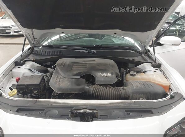 2C3CCAGG3JH141675 2018 CHRYSLER 300 Белый Вид сзади