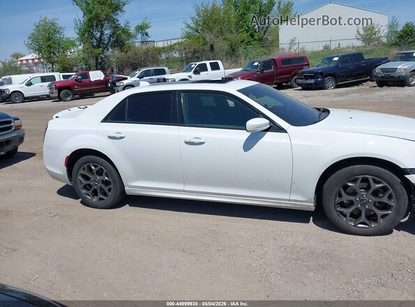 2C3CCAGG8JH276053 2018 CHRYSLER 300 Белый Вид задней части салона