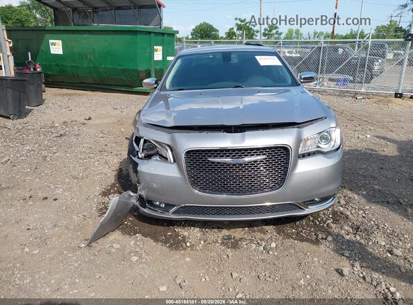 2C3CCAKG3JH218388 2018 CHRYSLER 300 Silver Вид задньої частини салону