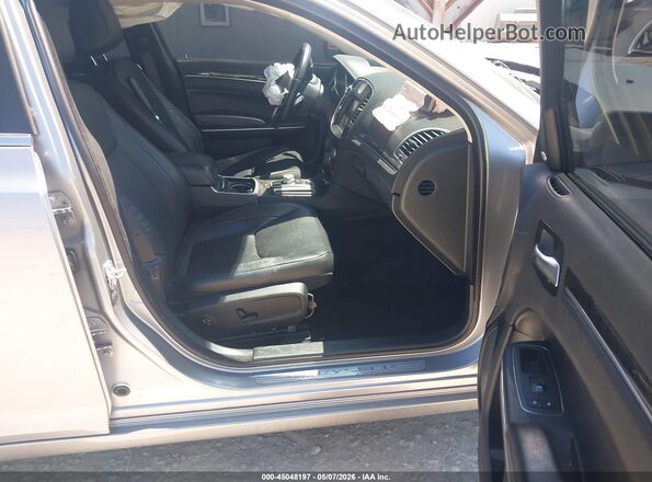 2C3CCAKG4JH267955 2018 CHRYSLER 300 Silver Вид салону спереду