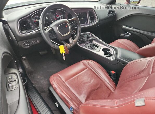 2C3CDZBT8JH271693 2018 DODGE CHALLENGER Red Widok deski rozdzielczej