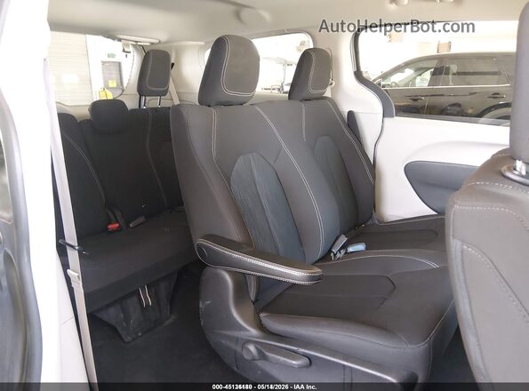 2C4RC1AG8LR249236 2020 CHRYSLER VOYAGER Silver Widok naklejki z numerem VIN