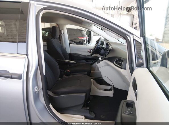 2C4RC1AG8LR249236 2020 CHRYSLER VOYAGER Silver Widok wnętrza z przodu