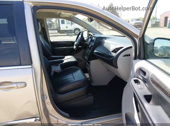 2C4RC1BG0GR295244 2016 CHRYSLER TOWN & COUNTRY Золотой Вид салона спереди