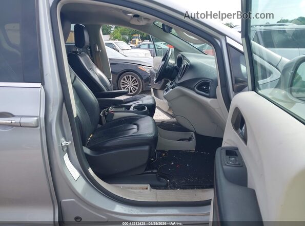 2C4RC1BG1JR112196 2018 CHRYSLER PACIFICA Silver Front interior view
