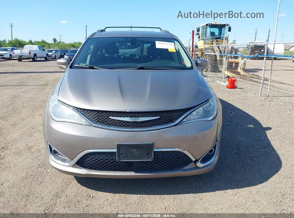 2C4RC1BG4JR219050 2018 CHRYSLER PACIFICA Brown ხელსაწყოთა პანელის ხედი