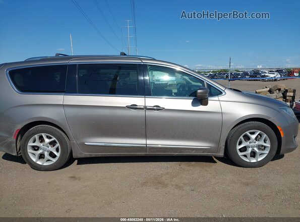 2C4RC1BG4JR219050 2018 CHRYSLER PACIFICA Brown უკანა სალონის ხედი