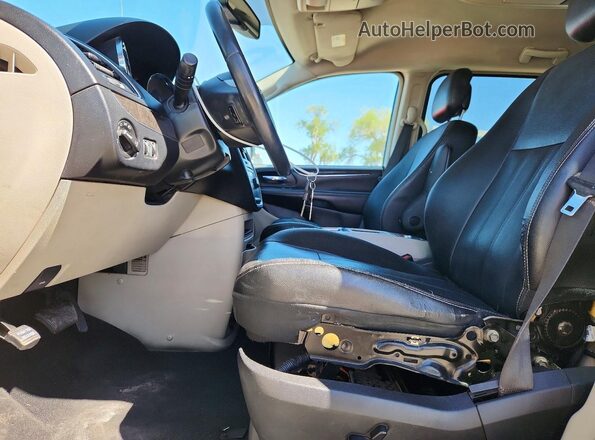 2C4RC1BG5GR282618 2016 CHRYSLER TOWN Gray Widok wnętrza z przodu