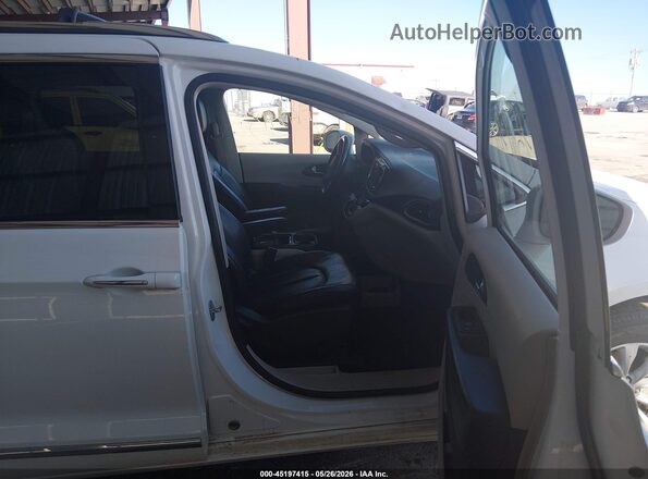 2C4RC1BG5KR700751 2019 CHRYSLER PACIFICA White Vista interior delantera