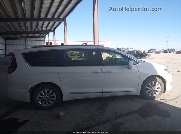 2C4RC1BG5KR700751 2019 CHRYSLER PACIFICA White Vista interior trasera