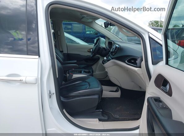 2C4RC1BG7HR526643 2017 CHRYSLER PACIFICA White Front interior view